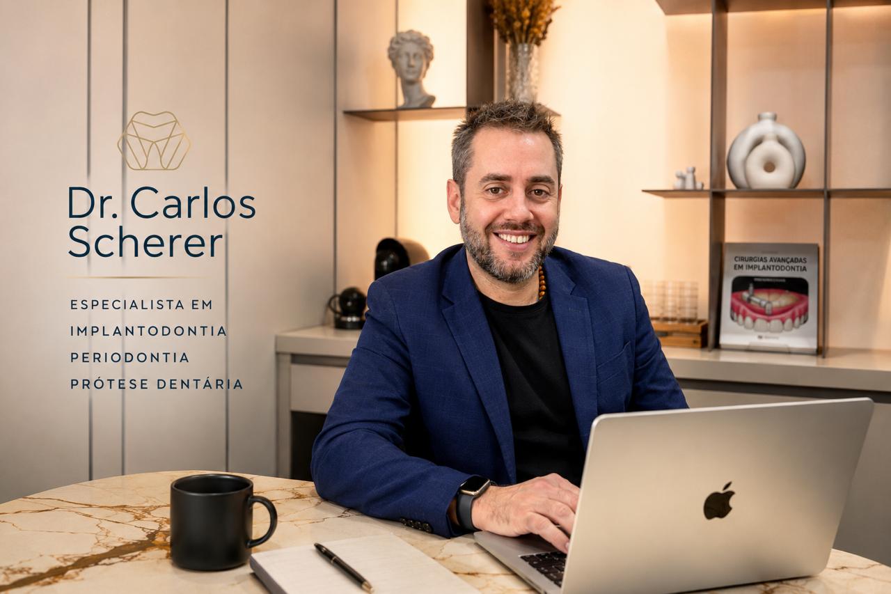 Dr. Carlos Scherer sentado à mesa do consultório; à esquerda, seu nome e as especialidades Implantodontia, Periodontia e Prótese Dentária.